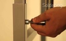 Výška pracovného stola sa nastavuje pomocou imbusového kľúča.